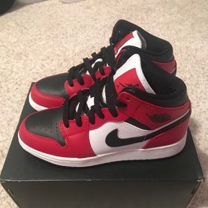 Jordan 1 Mid Chicago Black Toe